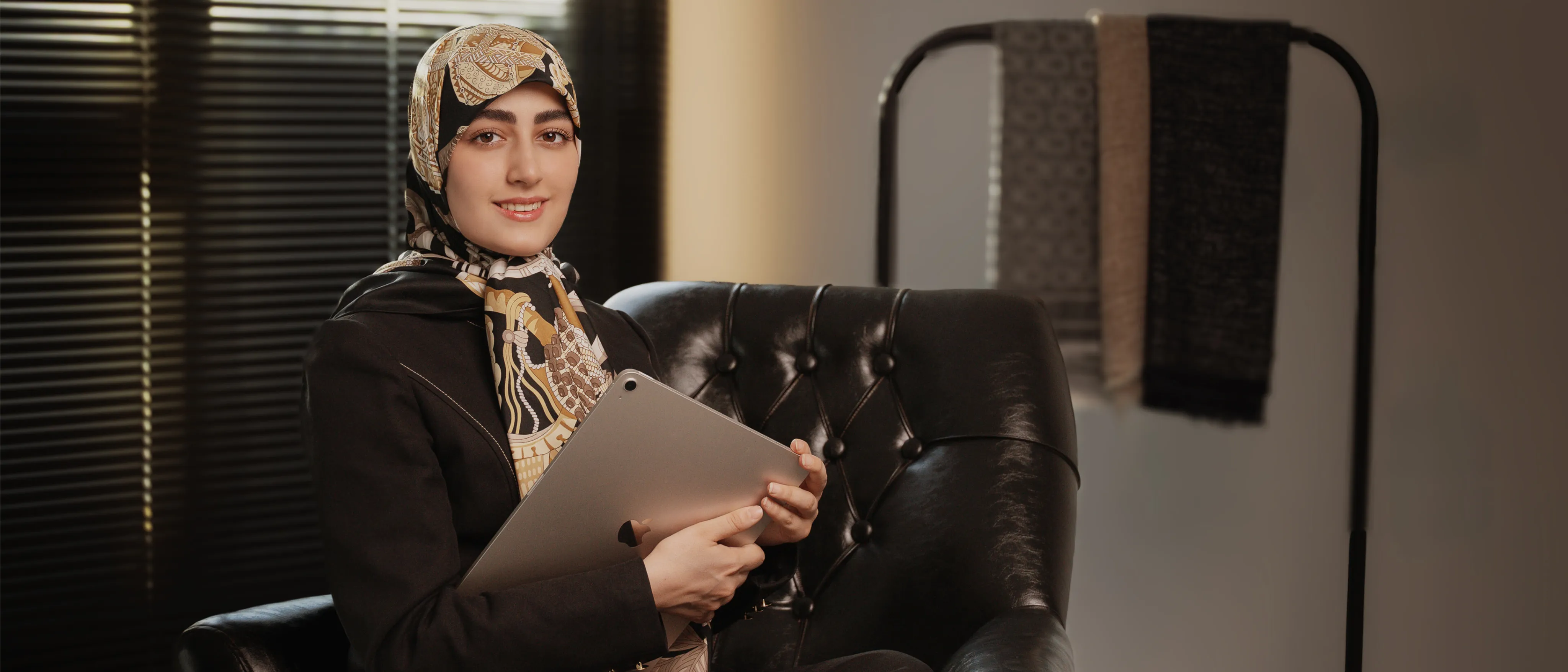 دو خانم با روسری طرحدار در حال بررسی تبلت در محیط کاری